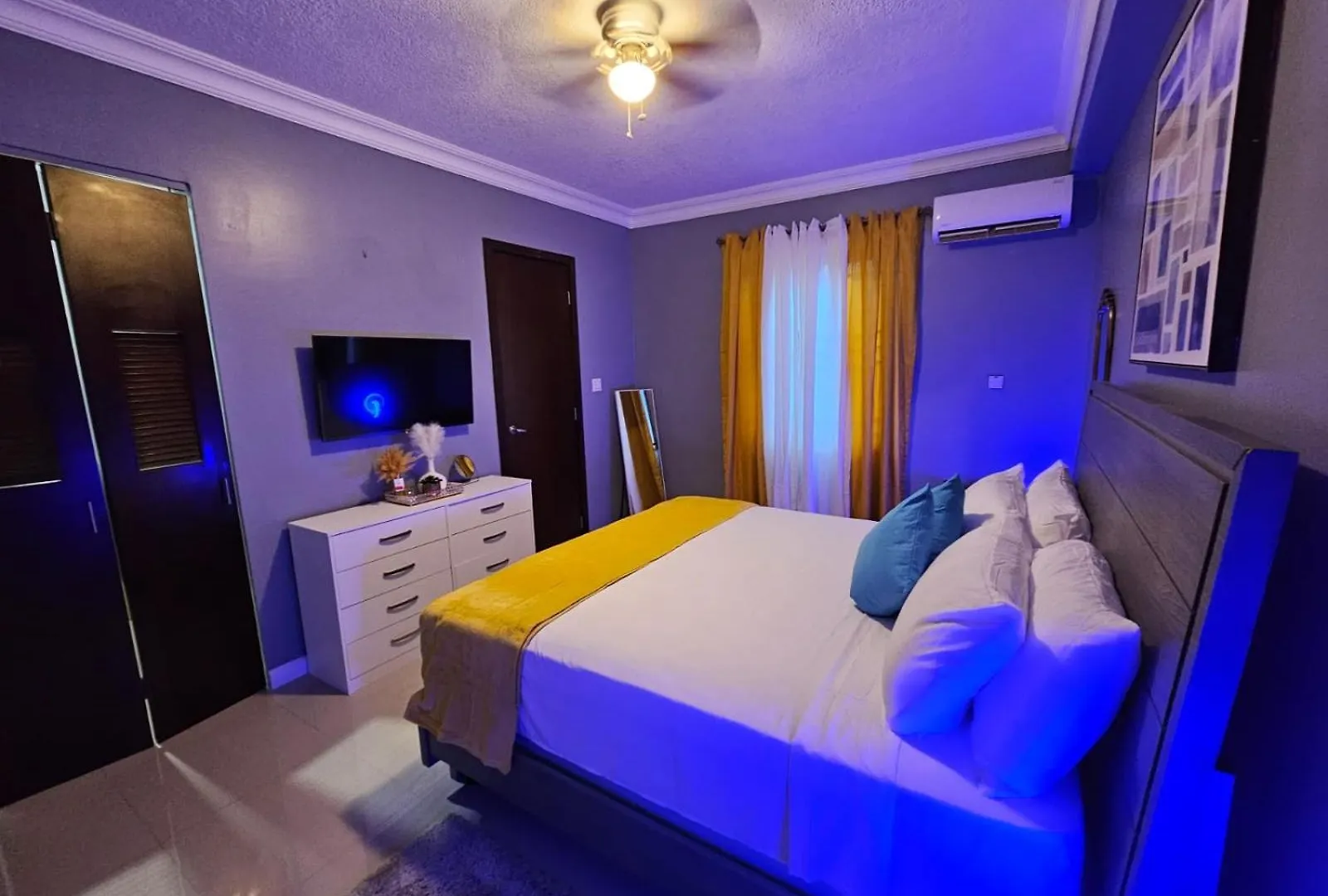 Paradise Haven At Hamptons - -Across From Ac Marriot Hotel Kingston 0*,  Jamajka